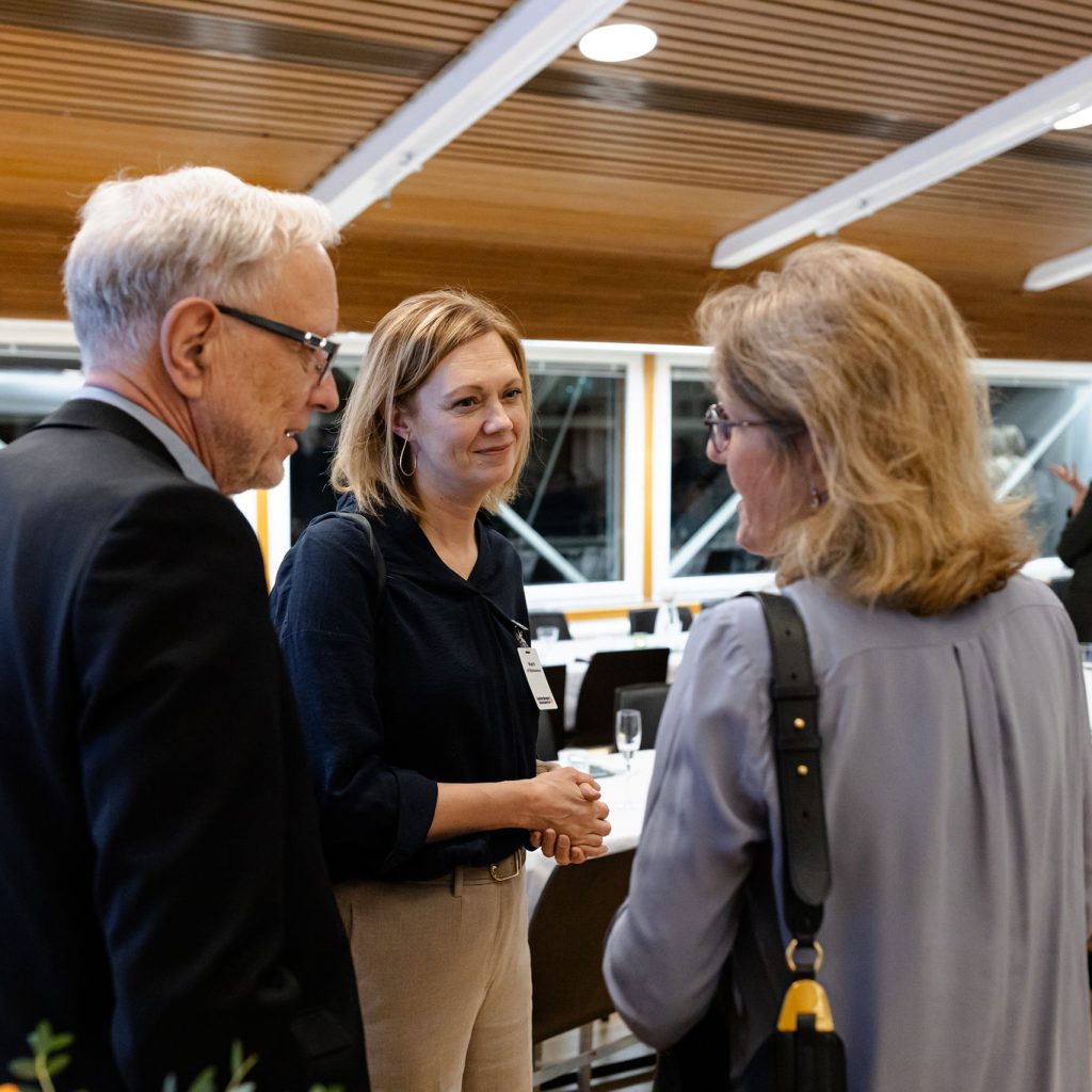 Ambassadörer Thomas Wilhelmsson och Marit af Björkesten talar med Ledarskapsakademins verksamhetsledare Nora Ridgewell