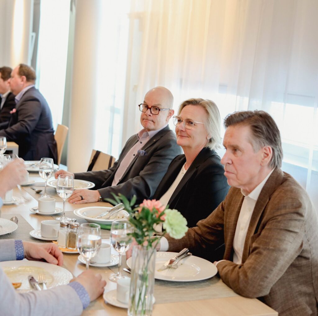 Ambassadörerna Tom Böhling, Laila Andersson och Henry Wiklund under ambassadörslunchen.