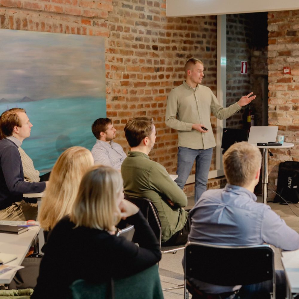 Alumn föreläser på alumnträff.