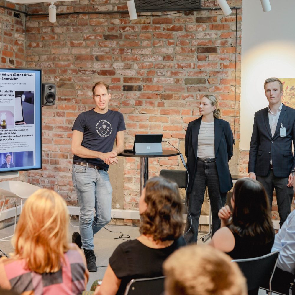 Adepter presenterar sitt grupparbete.