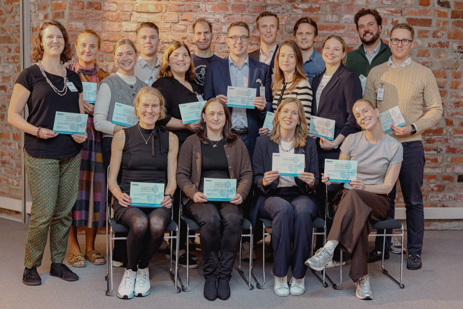 Adepterna har fått sina diplom efter avklarad utbildning.