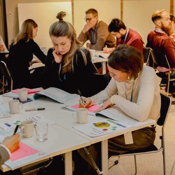 Alumner sitter och jobbar i grupp