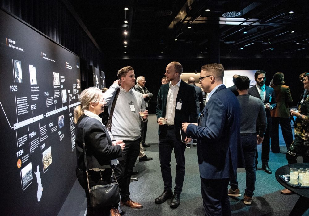 Fyra alumner står och diskuterar.