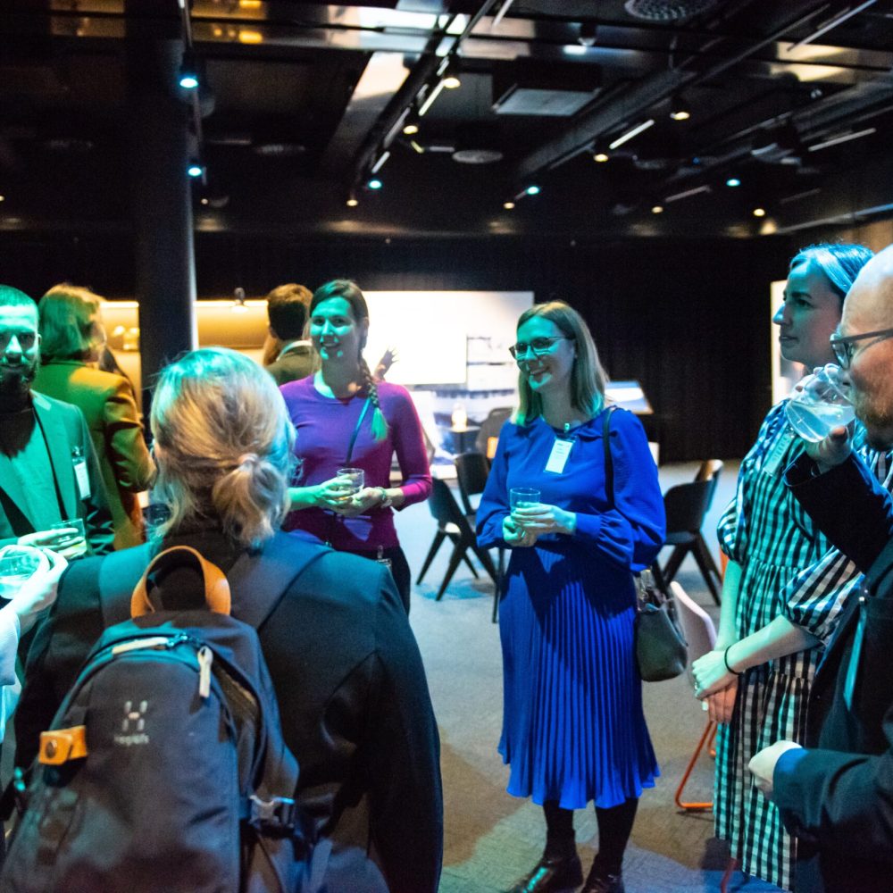 Alumner talar med varandra.