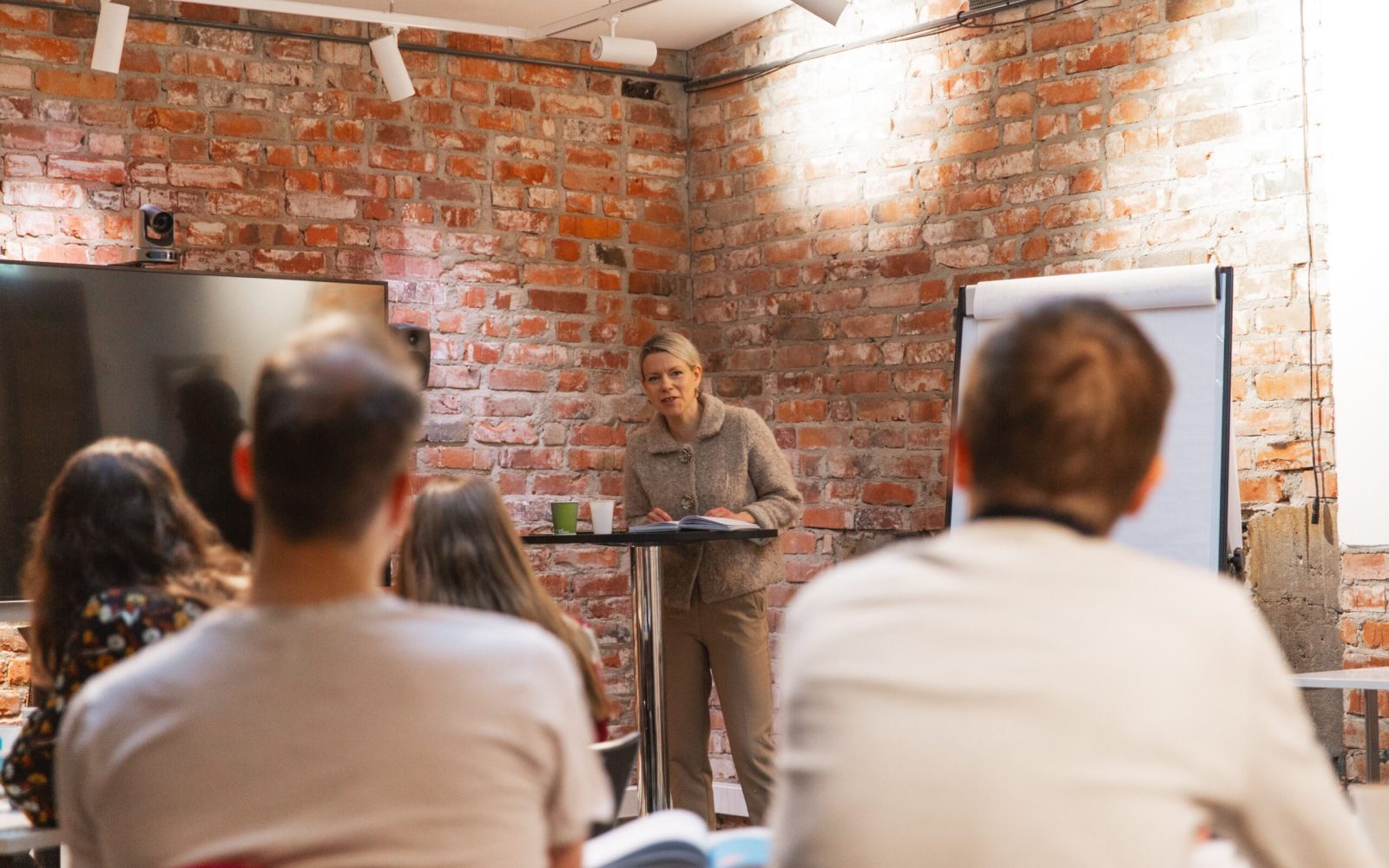 Ambassadör Erja Ylöjärvi föreläser.