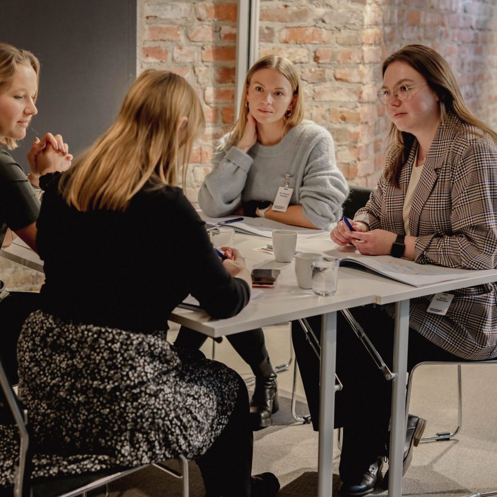 Adepter diskuterar i grupp.